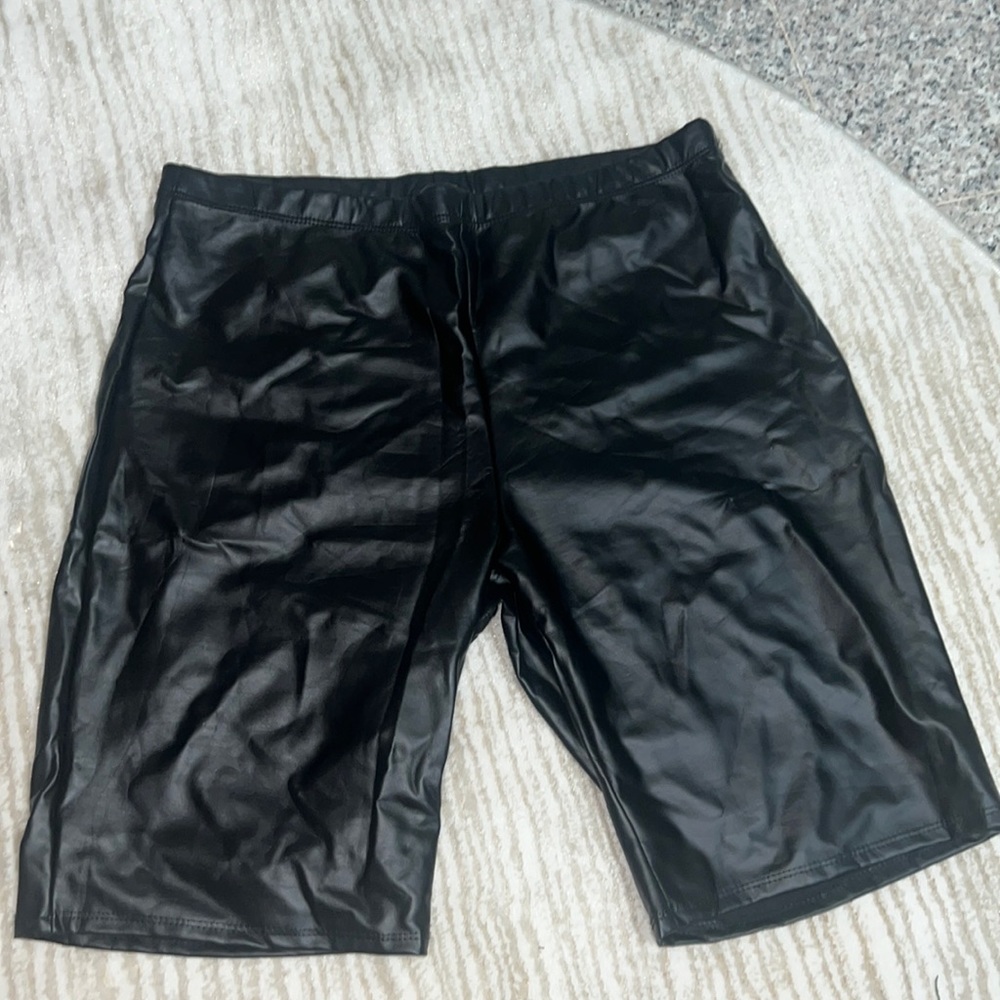 Black stretchy faux leather biker shorts XL